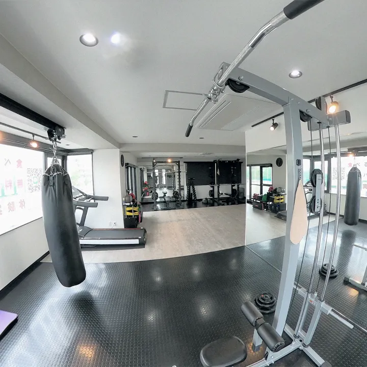 ケーブルマシンやサンドバック、ランニングマシンの写真