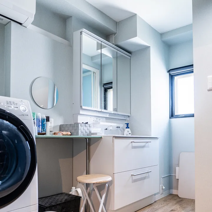 清潔で広々とした更衣室の写真